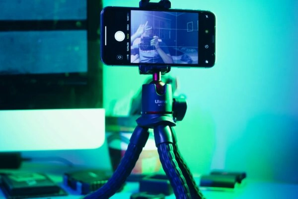 Vozes da Influência: O que os criadores de conteúdo digitais brasileiros realmente pensam sobre sua profissão